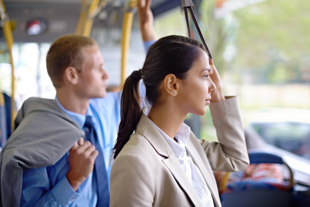 Täglich hin und her: Berufspendler legen immer längere Strecken zurück. (Adobe Stock/peopleimages.com)