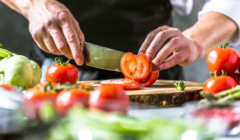 Qualitativ hochwertiges Essen sollte für alle Menschen gleichermaßen erreichbar sein, sagt Köchin Sarah Wiener. (Symbolfoto: Adobe Stock/karepa)