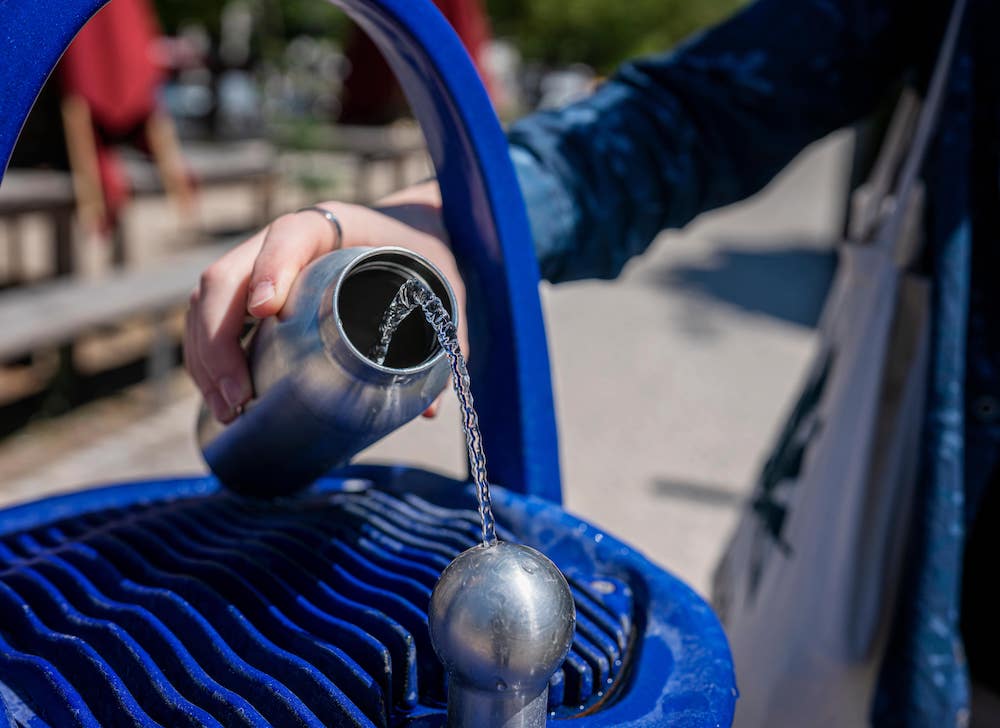 Bald ist es an mehreren Orten möglich, Wasserflaschen an öffentlichen Trinkwasserbrunnen aufzufüllen. (Foto: AdobeStock/spuno)