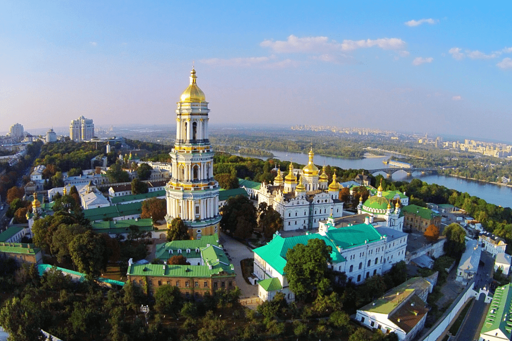 Erstes Reiseziel von Olaf Scholz: Kiew. Hier das Kiewer Höhlenkloster Pechersk Lavra (Foto: AdobeStock/kariochi).