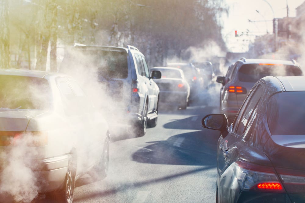 Wo viele Fahrzeuge unterwegs sind, ist die Feinstaubbelastung besonders hoch. (AdobeStock/Nady)