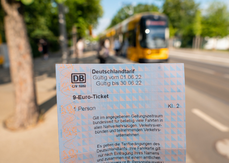 Seit Juni gibt es das Neun-Euro-Ticket. (AdobeStock/1take1shot)