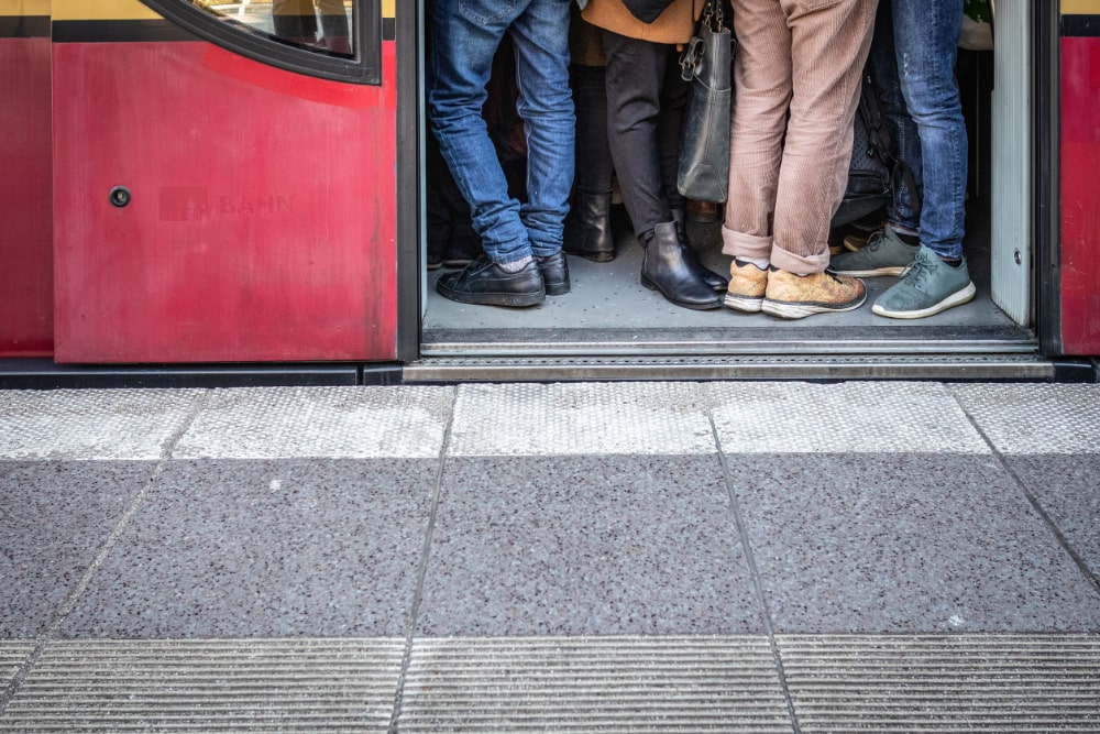 Gedrängel, Verspätung und Ausfälle: Das 9-Euro-Ticket sorgte am Pfingstwochenende für Chaos im Regionalverkehr. (Foto: AdobeStock/jan-stefan knick/EyeEm)