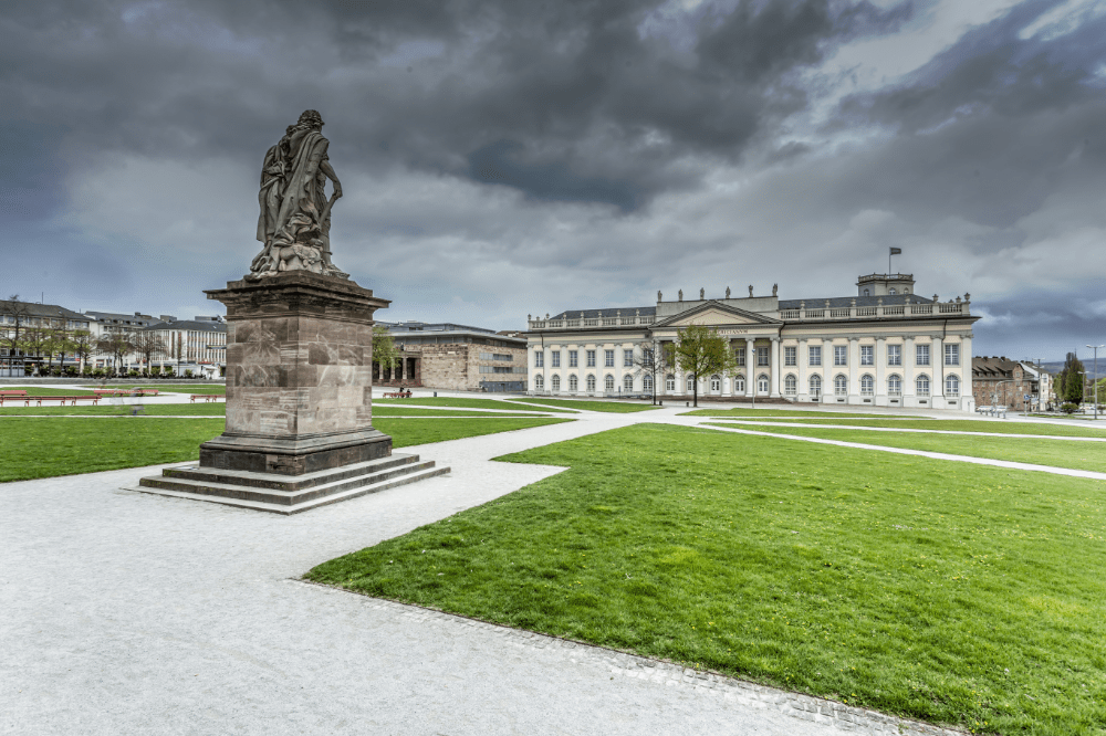 Dunkle Wolken über dem friedrichsplatz in Kassel. (AdobeStock/Benjamin ['O°] Zweig)