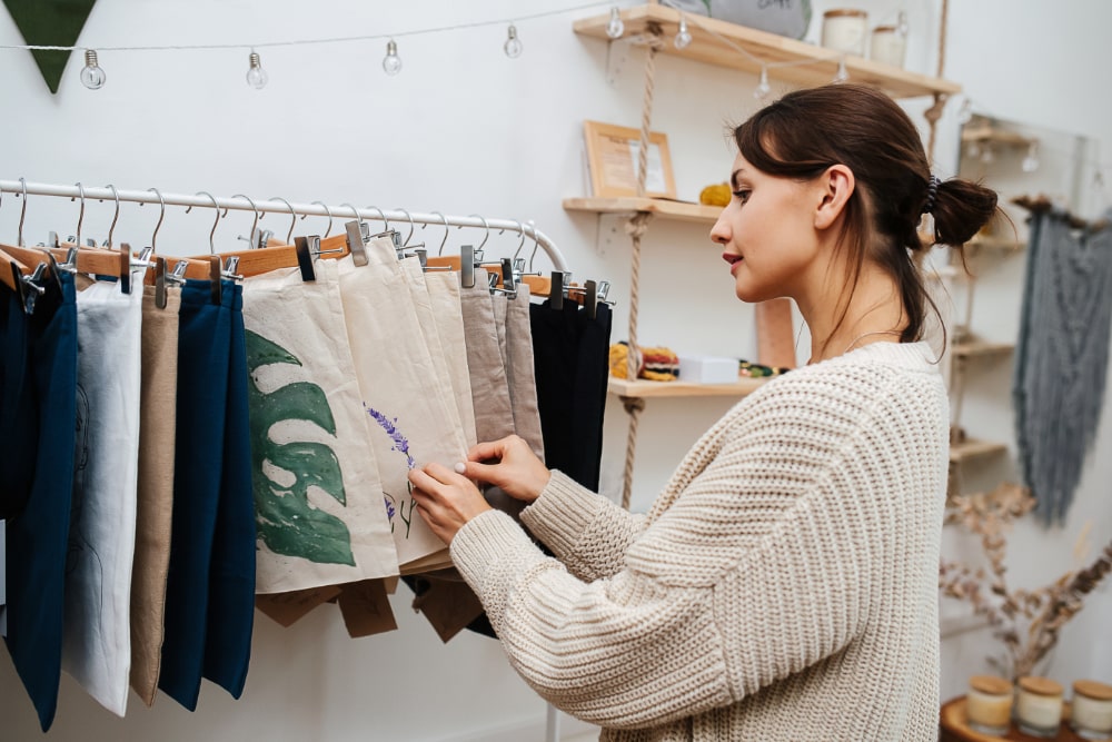 Nachhaltige Mode können sich viele Verbraucherinnen und Verbraucher in Zeiten der Inflation nicht mehr leiten (Foto: AdobeStock/zzzdim)