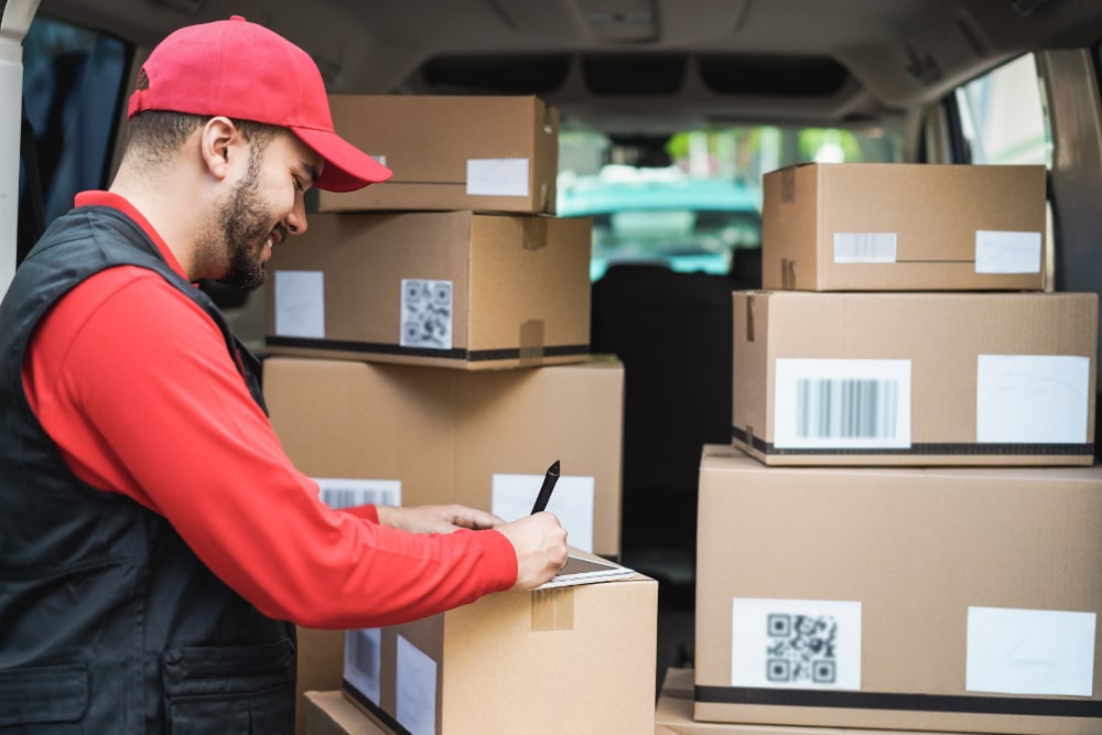 Eine ungewöhnliche Entwicklung vor dem Weihnachtsgeschäft: Der Paketzustellerdienst DPD rechnet aufgrund der Inflation mit weniger Online-Bestellungen. (Foto: AdobeStock/DisobeyArt)