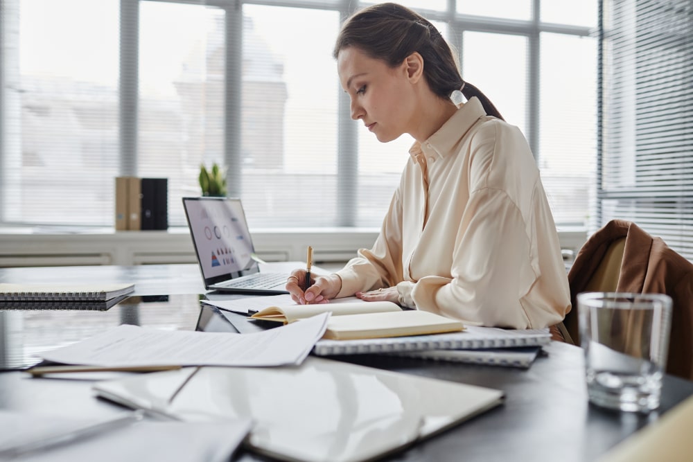 Ein gutes Gehalt, Sicherheit und Flexibilität: Darauf kommt es jungen Menschen bei ihrer Berufswahl immer mehr an. (Foto: AdobeStock/Seventyfour)