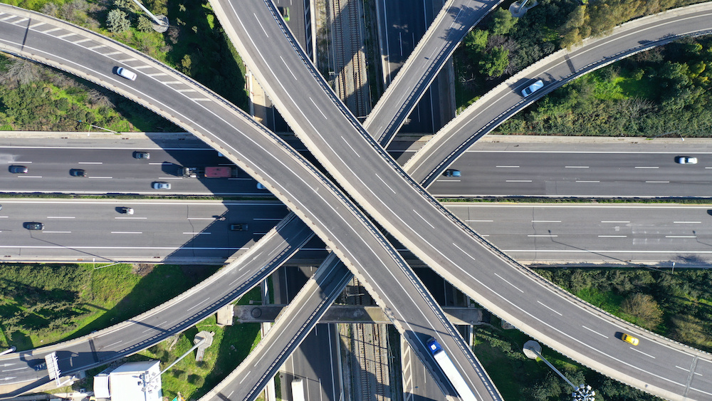 Die Ampel-Koalition hatte sich Ende März darauf geeinigt, dass es eine Beschleunigung für Autobahnprojekte geben soll, die Stauschwerpunkte und Engstellen sind. Das sind insgesamt 145. (Foto: AdobeStock/aerial-drone)