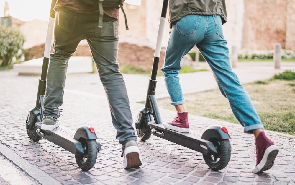 In Berlin gibt es etwa 20.000 E-Scooter. (Foto: AdobeStock/Mirko Vitali)