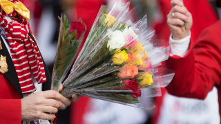 Am Rosenmontagszug regnet es für gewöhnlich auch „Strüßje“: Ob diese nun plastikfrei sein sollen oder nicht, darüber wird gestritten. (Foto: AdobeStock/bilderstoeckchen)