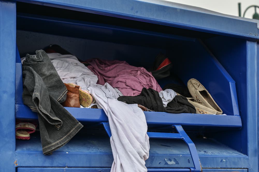 Ein Kleidercontainer mit gebrauchten Klamotten. (Foto: AdobeStock/Maren Winter)