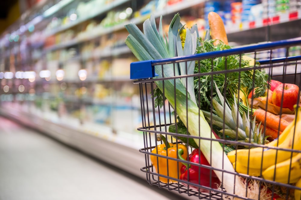 Besonders bei Gemüse, Fleisch und Milchprodukten greifen Konsumenten aktuell zu günstigeren Angeboten. (Foto: AdobeStock/benjaminnolte)