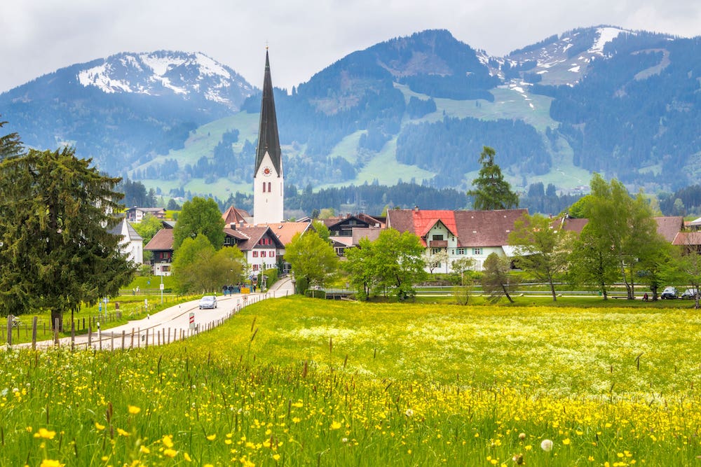 Viele Menschen zieht es wieder zurück aufs Land. Hier der Ort Fischen im Allgäu. (Symbolfoto: AdobeStock/raz_sarbaste)