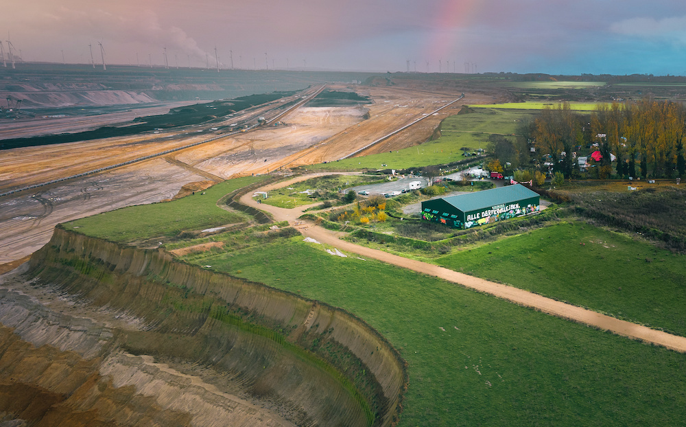 Lützerath: Nur wenige Meter entfernt baggert RWE nach Kohle. (Foto: AdobeStock/ Cornelius Otto)