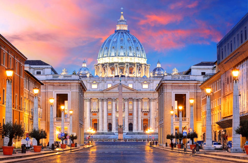 Am Donnerstag gibt einen Trauergottesdienst auf dem Petersplatz für Benedikt XVI.  Im Anschluss soll er in der Krypta des Petersdoms beigesetzt werden. (Symbolfoto: AdobeStock/TTstudio)