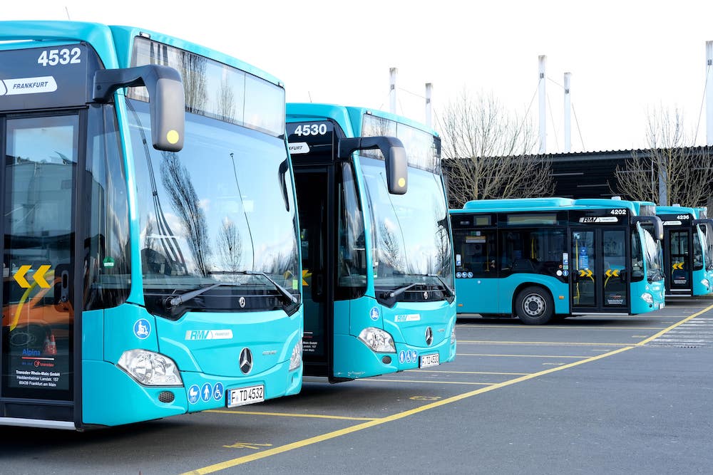 Busse bleiben in den Depots: 24 Stunden lang streiken Mitglieder der Warnstreik der Bahngewerkschaft EVG und von Verdi. (Foto: AdobeStock/kittyfly)