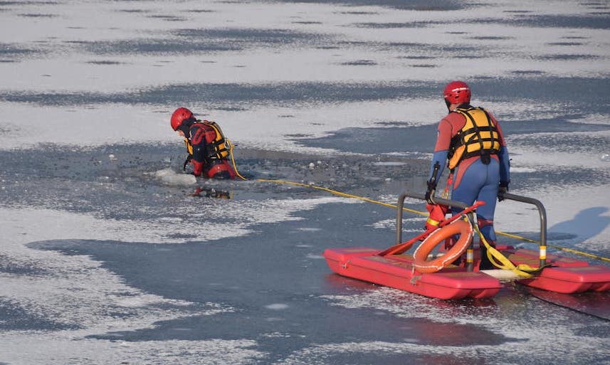 Auch Eisrettung ist Teil der Ausbildung. (Foto: AdobeStock/@C-T-S)