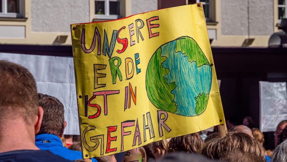 Immer wieder finden in Deutschland Demonstrationen statt, auf denen die Teilnehmerinnen und Teilnehmer mehr Klimaschutz fordern. (Foto: AdobeStock/Animaflora PicsStock)
