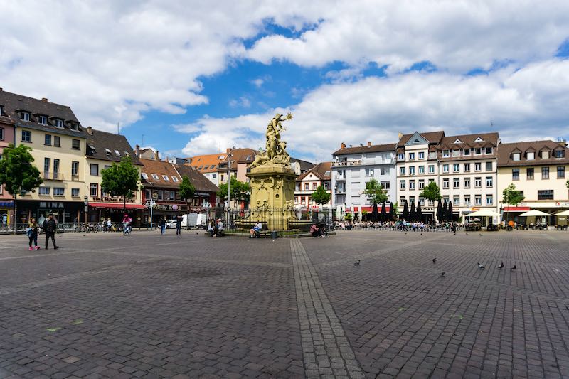 Der Marktplatz in Mannheim wurde am 31. Mai zum Schauplatz eines möglicherweise islamistisch motivierten Attentats (Foto: AdobeStock/oxie99)