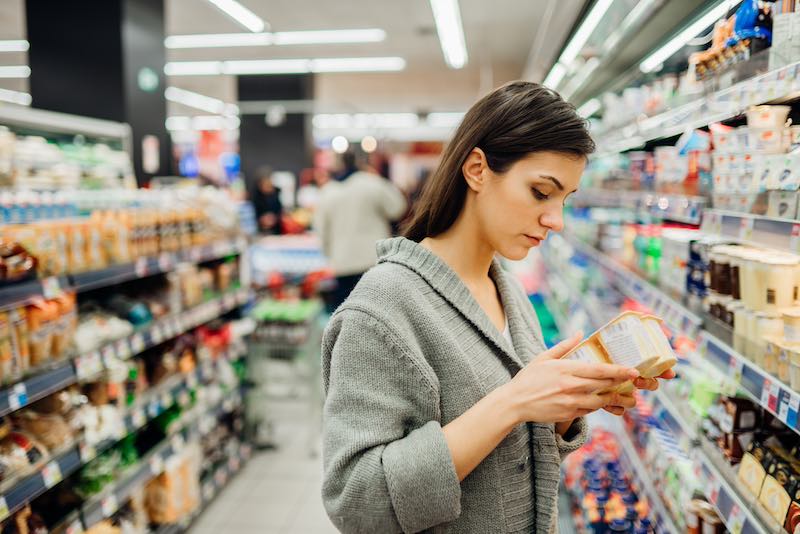 Viele Menschen überlegen im Supermarkt angesichts hoher Preise lieber zweimal. (Foto: AdobeStock/eldarnurkovic)