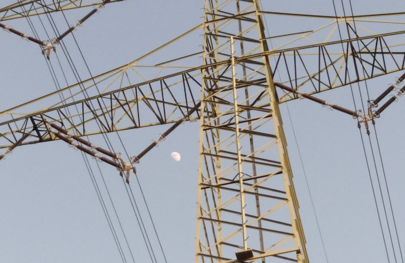 Infrastruktur mit Mond: Strommast in Brandenburg (Foto: Stefan Wirner, drehscheibe)