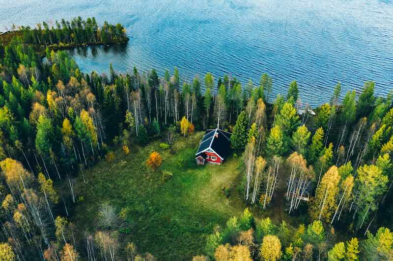 Liuegt es an der bezaubernden Landschaft? Die Finnen sind am glücklichsten. (Foto: AdobeStock/NBLX)