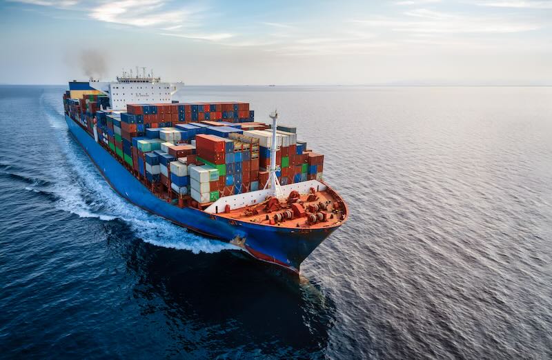 Ein voll beladenes Containerschiff.