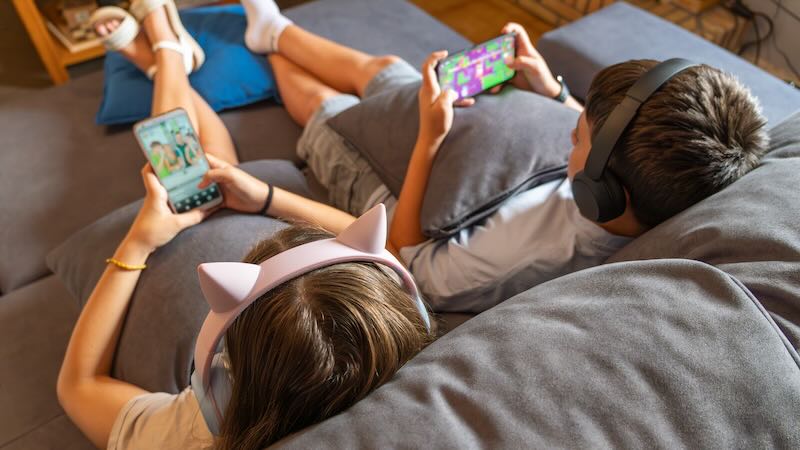 Ständig am Handy: Soziale Netzwerke animieren dazu, viel Zeit online zu verbringen. (AdobeStock/ Studio Romantic)