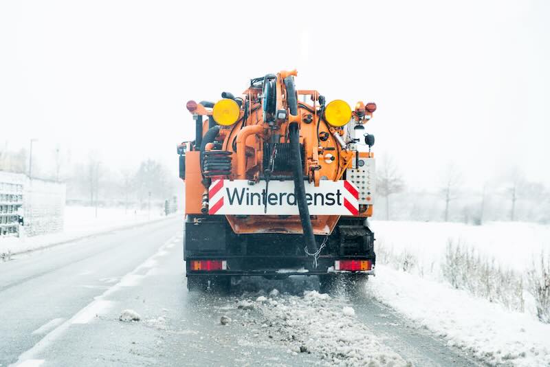 Haben im Moment alle Hände voll zu tun: die Leute vom Winterdienst (Foto: AdobeStock/Wellnhofer Designs)
