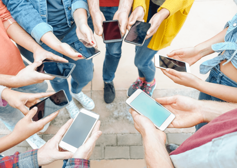 Junge Leute vernetzen sich über Social Media (Foto: AdobeStock/Alessandro Biascioli).