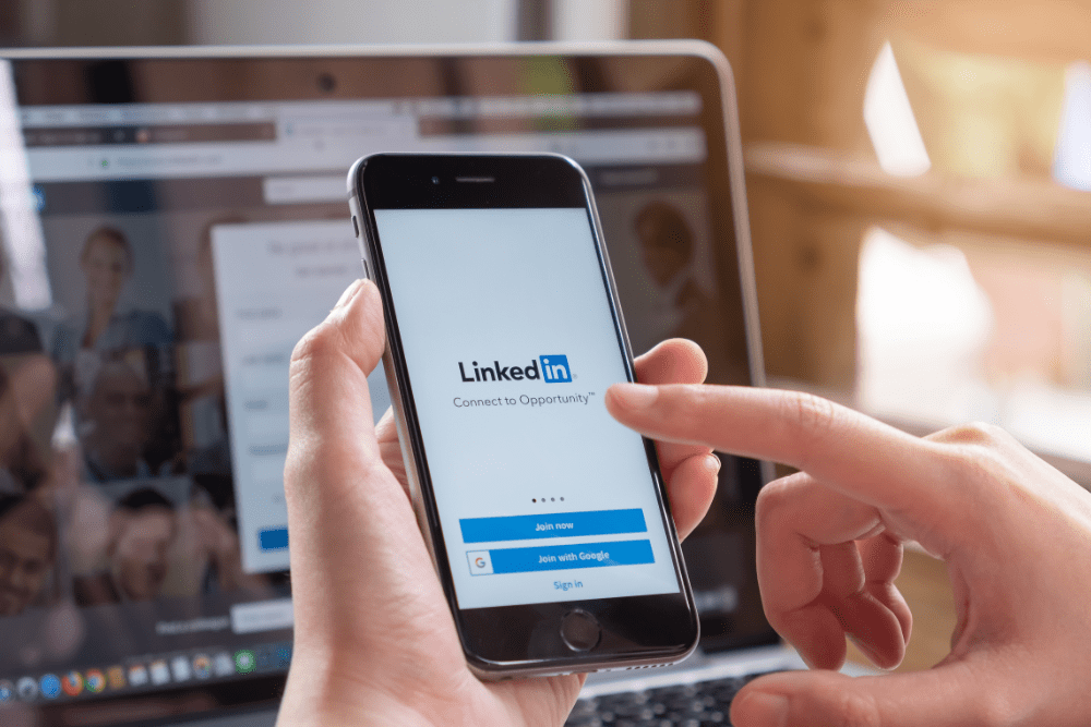 Linkedin bringt inzwischen auch mehr Inhaltliches. (Foto: AdobeStock/wichayada)