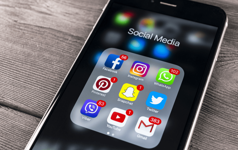 Social Media – auch in 2022 geht kein Weg dran vorbei (Foto: AdobeStock/Aleksei)