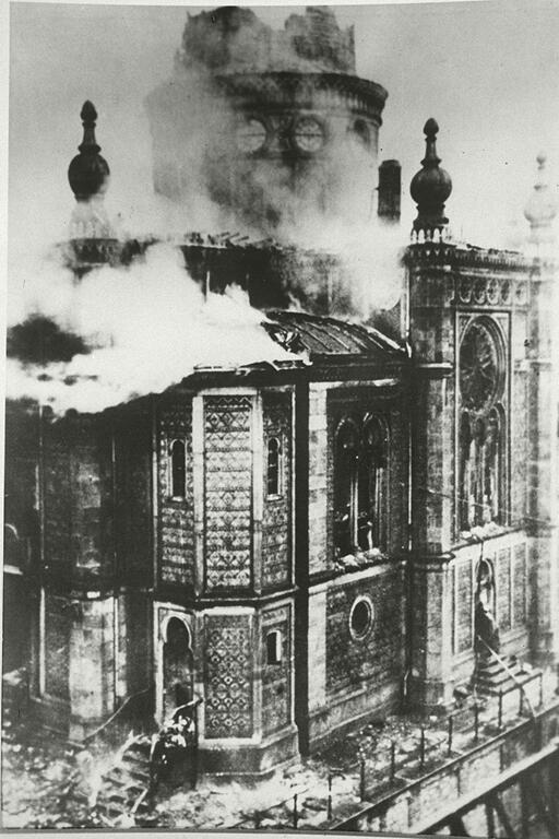 Abgebrannte Synagoge in Wiesbaden, 9. November 1938 (Fotograf unbekannt)