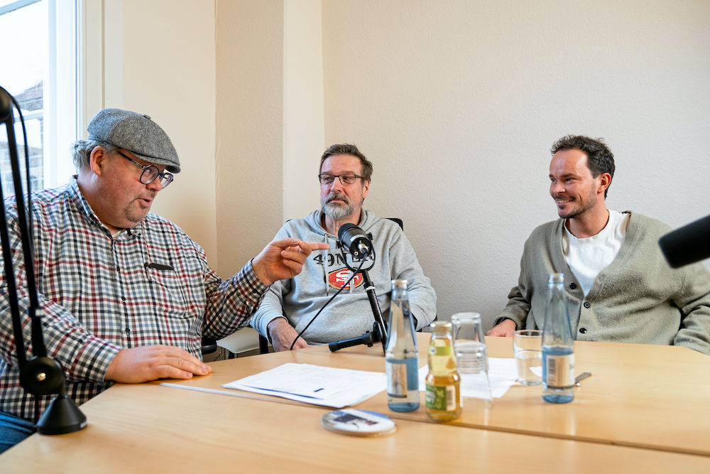 Matthias Sobottka (von links) und Uli Pott bei einer Aufnahme des „SoPottCast“ mit Roman Razza, Trainer des Fußball-Landesligisten TSV Bardowick. (Foto: Theresa Halbreiter)