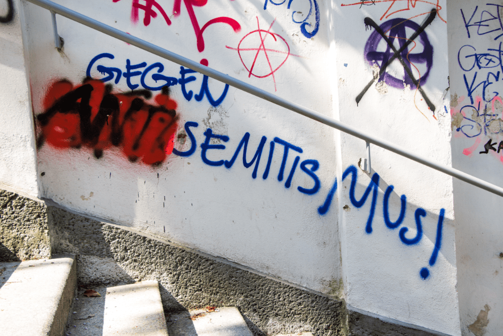 Auch an Hauswänden lassen Antisemiten ihrem Hass freien Lauf. (Foto: AdobeStock/Patrick Daxenbichler)