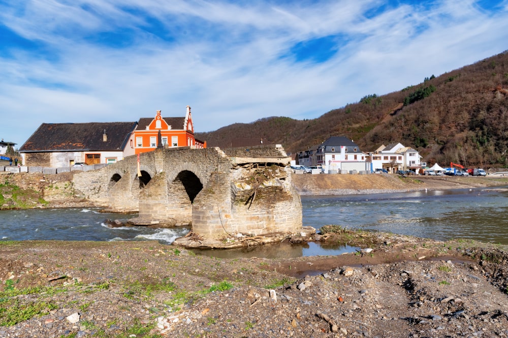 Die Nepomukbrücke in Rech (Ahrtal) sieben Monate nach der Flut. (Foto: AdobeStock/EKH-Pictures)