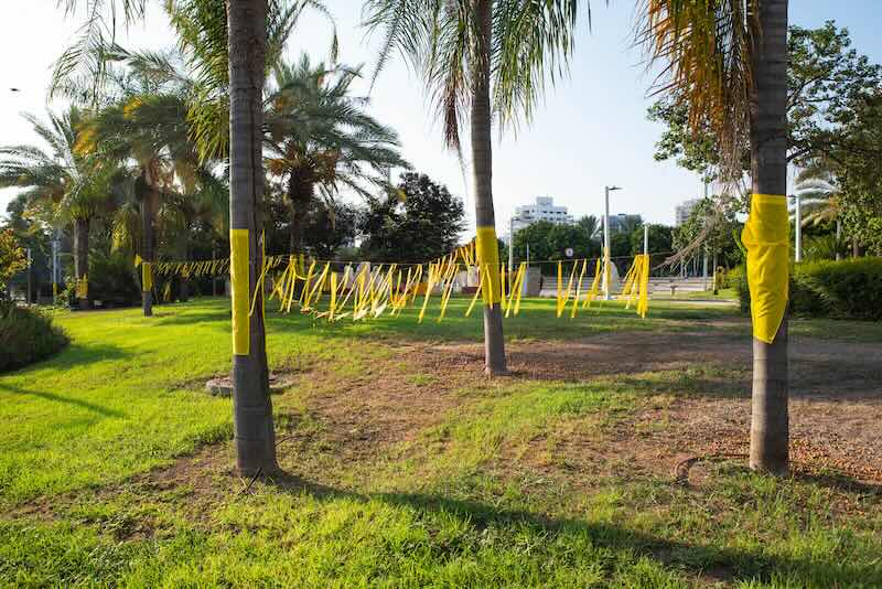 Installation in einem Park, die an die Geiseln der Hamas erinnert. (Foto: AdobeStock/strigana)