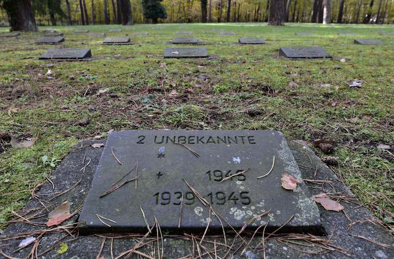 Grabstein von unbekannten Opfern vom Ende des Zweiten Weltkriegs auf dem Waldfriedhof in Stahnsdorf. (Foto: AdobeStock/Von Stephan Laude)