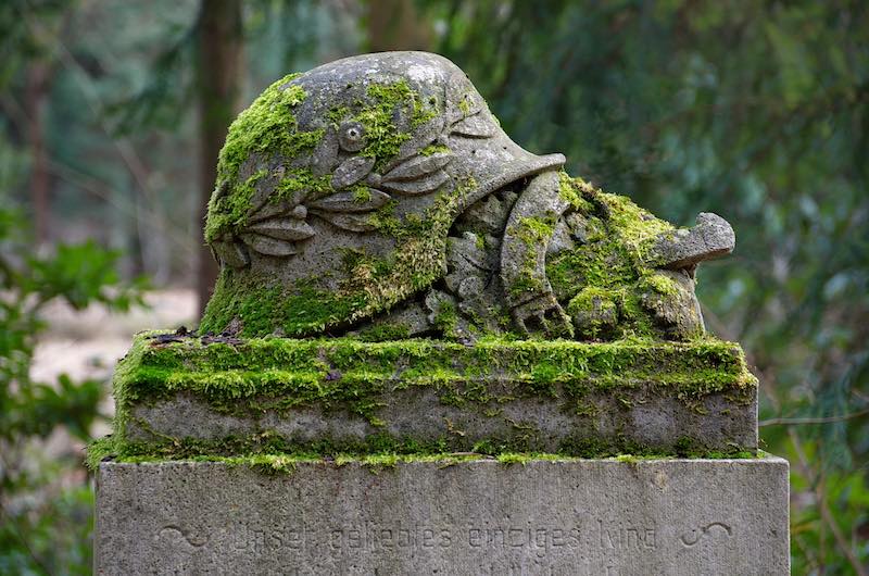 Soldatengrab auf dem Südwestkirchhof Stahnsdorf (Foto: AdobeStock/ Stephan Laude)em Waldfriedhof in Stahnsdorf. (Foto: AdobeStock/Von Stephan Laude)