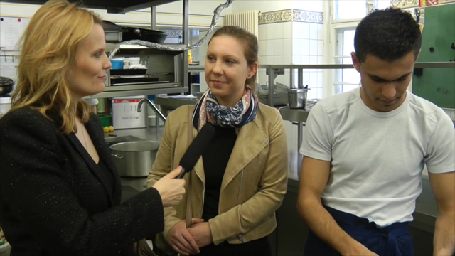 Johanna Rüdiger interviewt Chefredakteur Fischer in einer Küche