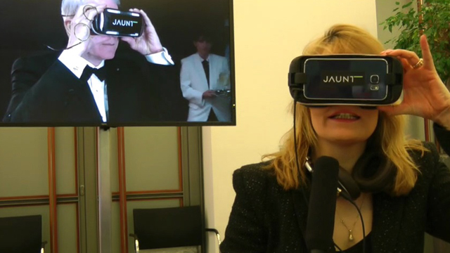 Redakteurin Johanna Rüdiger probiert die virtuelle Brille aus