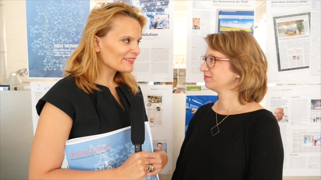 Redakteurin Cosima Grohmann präsentiert die Ausgabe der drehscheibe