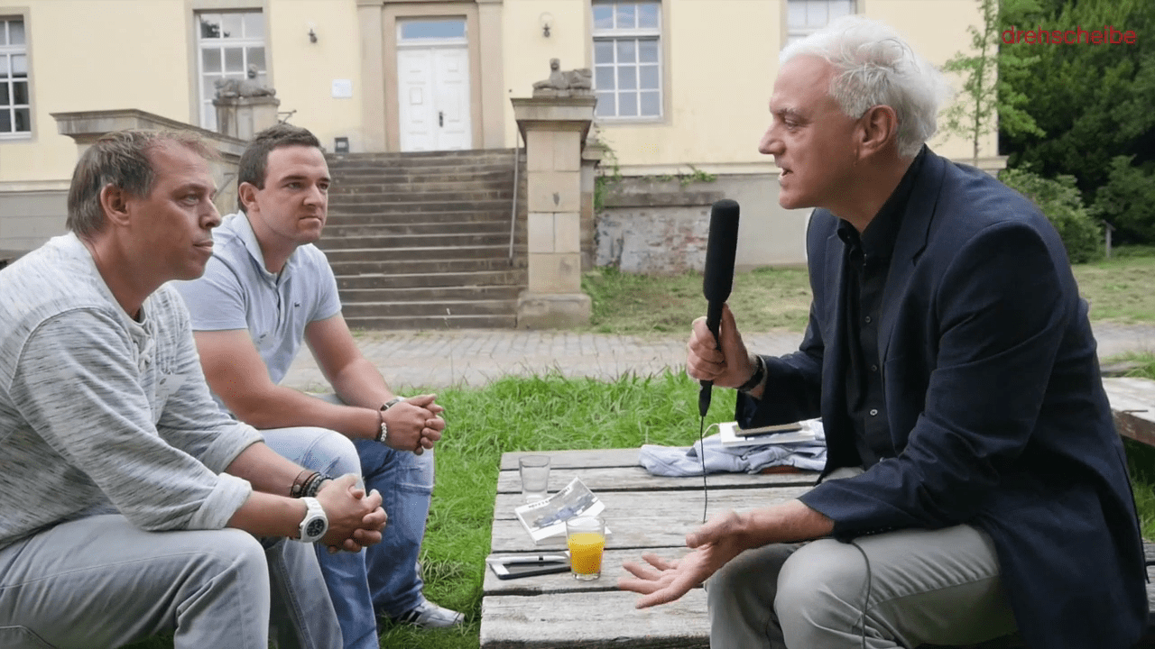 Zwei Polizisten stehen Rede und Antwort.