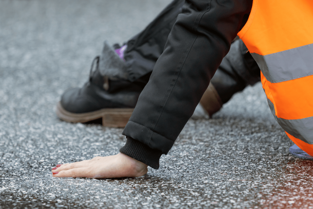 Umstrittene Protestform: auf der Straßen kleben (Foto: AdobeStock/Klara)