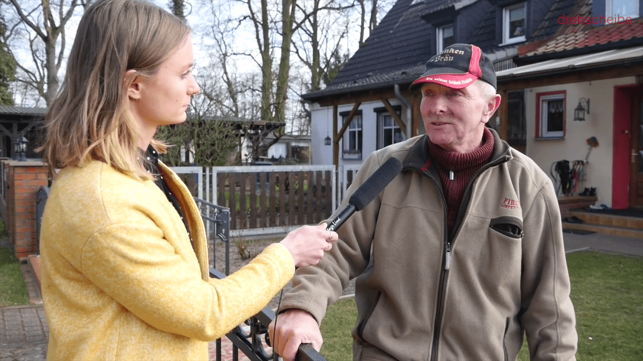 Katharina Dodel und ein Bürger, der zum Thema Kommunalpolitik Stellung nimmt.